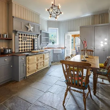 Plum Guide - The Old Post Office Appartement